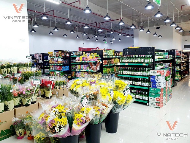 trưng bày hoa trong siêu thị