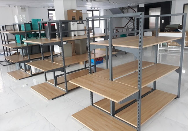 Kệ trưng bày các đa dạng các mặt hàng khác nhau Kệ trưng bày các đa dạng các mặt hàng khác nhau
