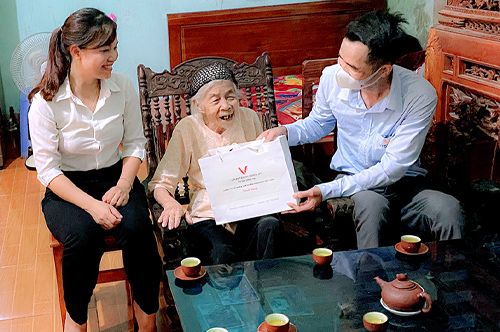 Vinatech Group: Tri ân Mẹ Việt Nam Anh hùng nhân kỷ niệm 75 năm ngày Thương binh Liệt sĩ