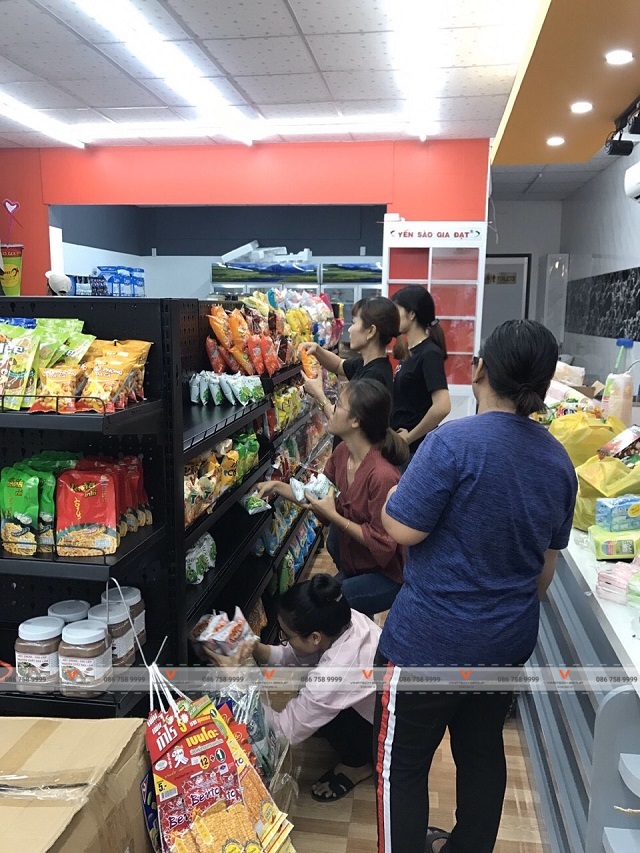 kệ siêu thị tại cửa hàng tiện lợi Gia Đạt Mart TP Cần Thơ 5