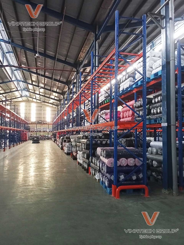 Kệ kho quần áo hàng may mặc