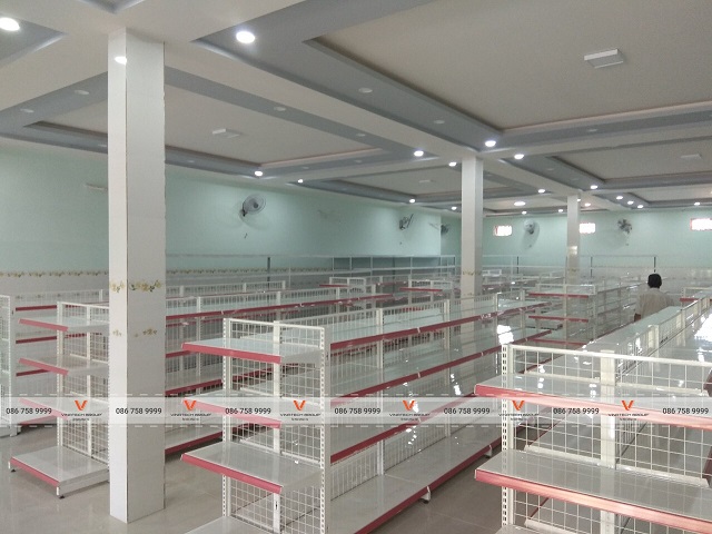 kệ trưng bày lưng lưới