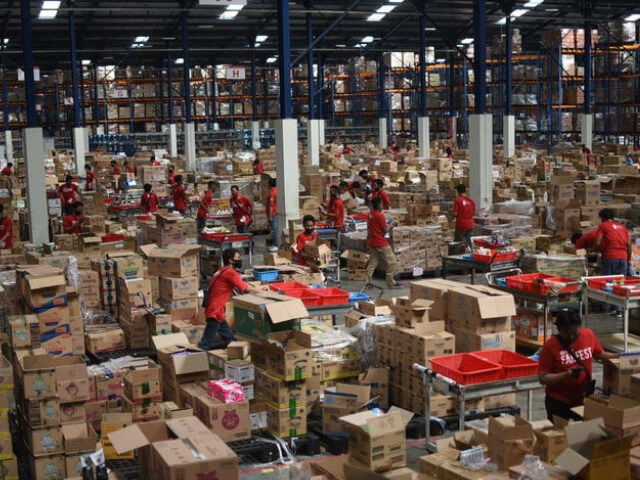 Trung tâm phân phối là gì? DC khác kho hàng thế nào?