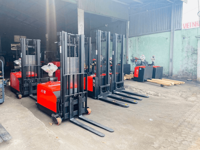 xe nâng đối trọng