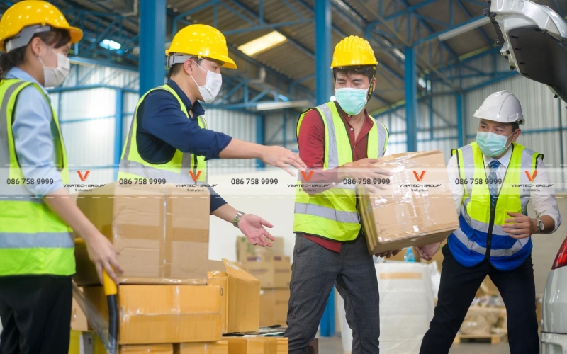 Sắp xếp và ghi chú thông tin hàng hóa rõ ràng giúp tối ưu hiệu quả quản lý kho