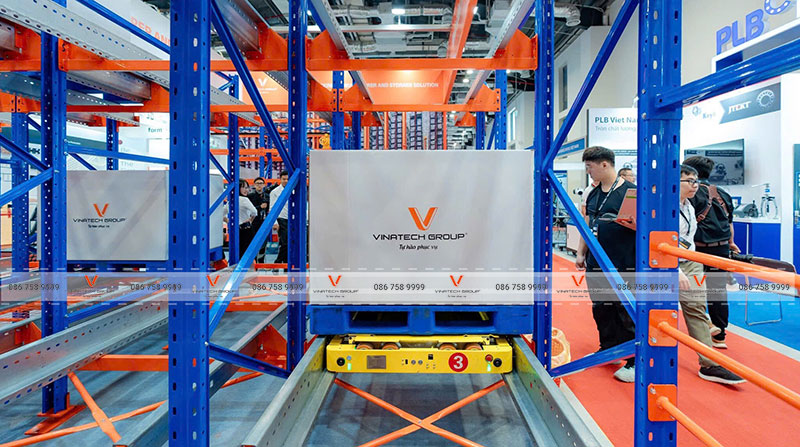 Hình ảnh robot Shuttle Four Way chạy trên kệ