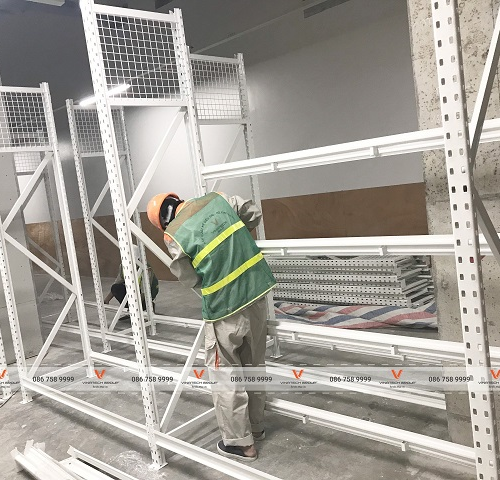 kệ trung tải màu trắng