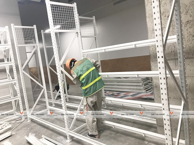 kệ trung tải màu trắng