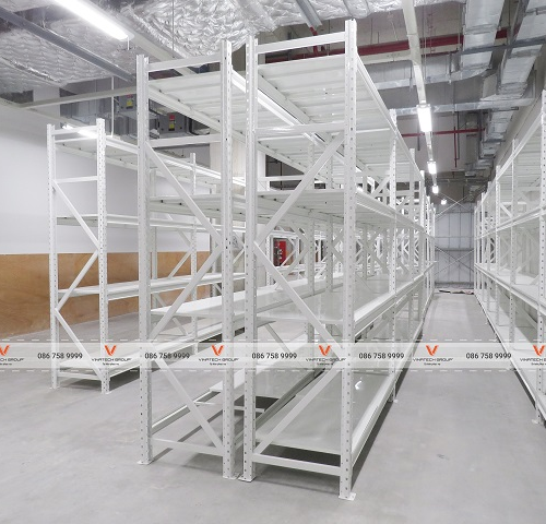 kệ trung tải màu trắng