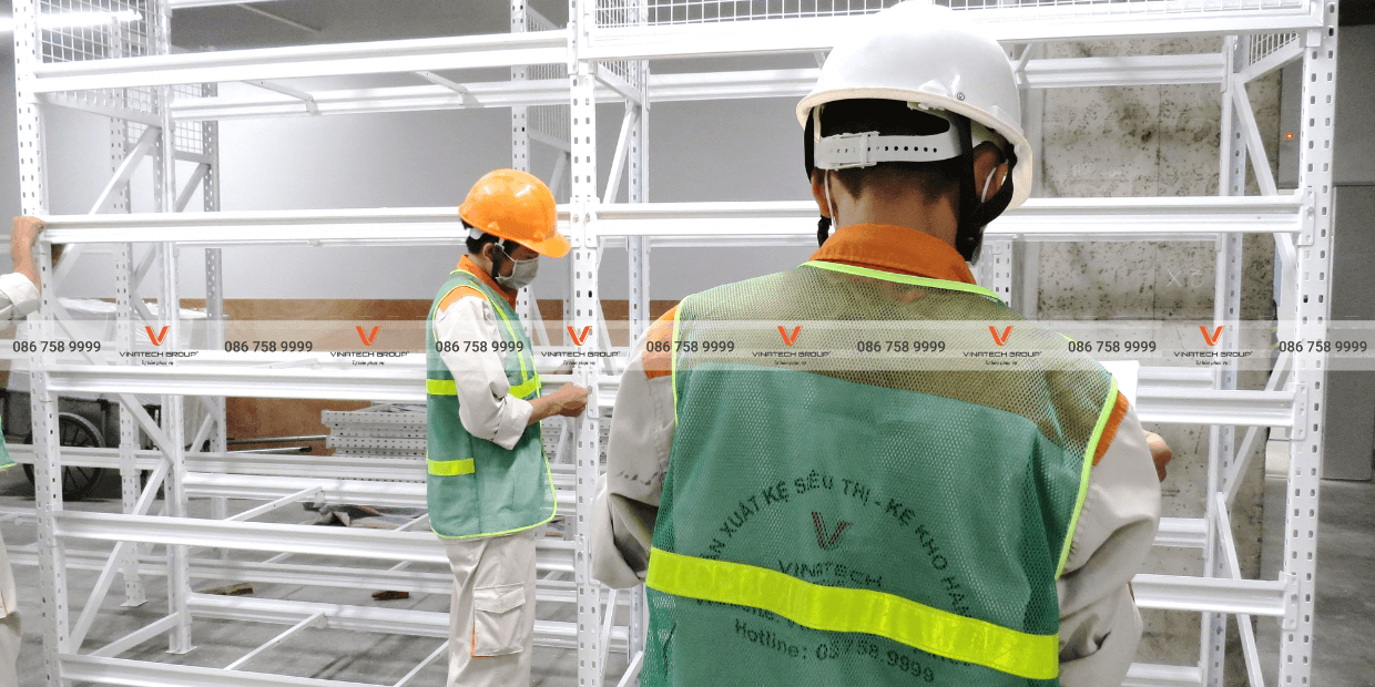 kệ trung tải màu trắng