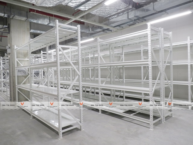 kệ trung tải màu trắng