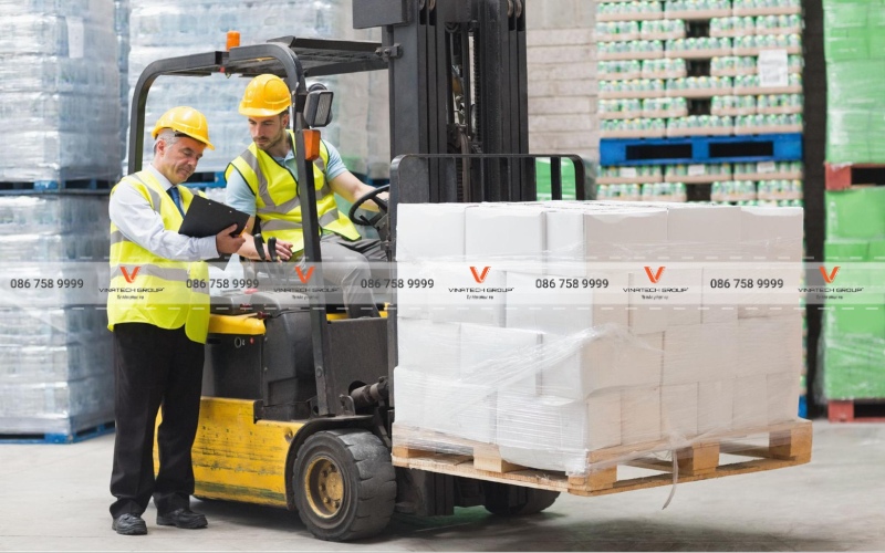 Tiến hành xuất kho hàng hóa theo yêu cầu trên phiếu xuất kho