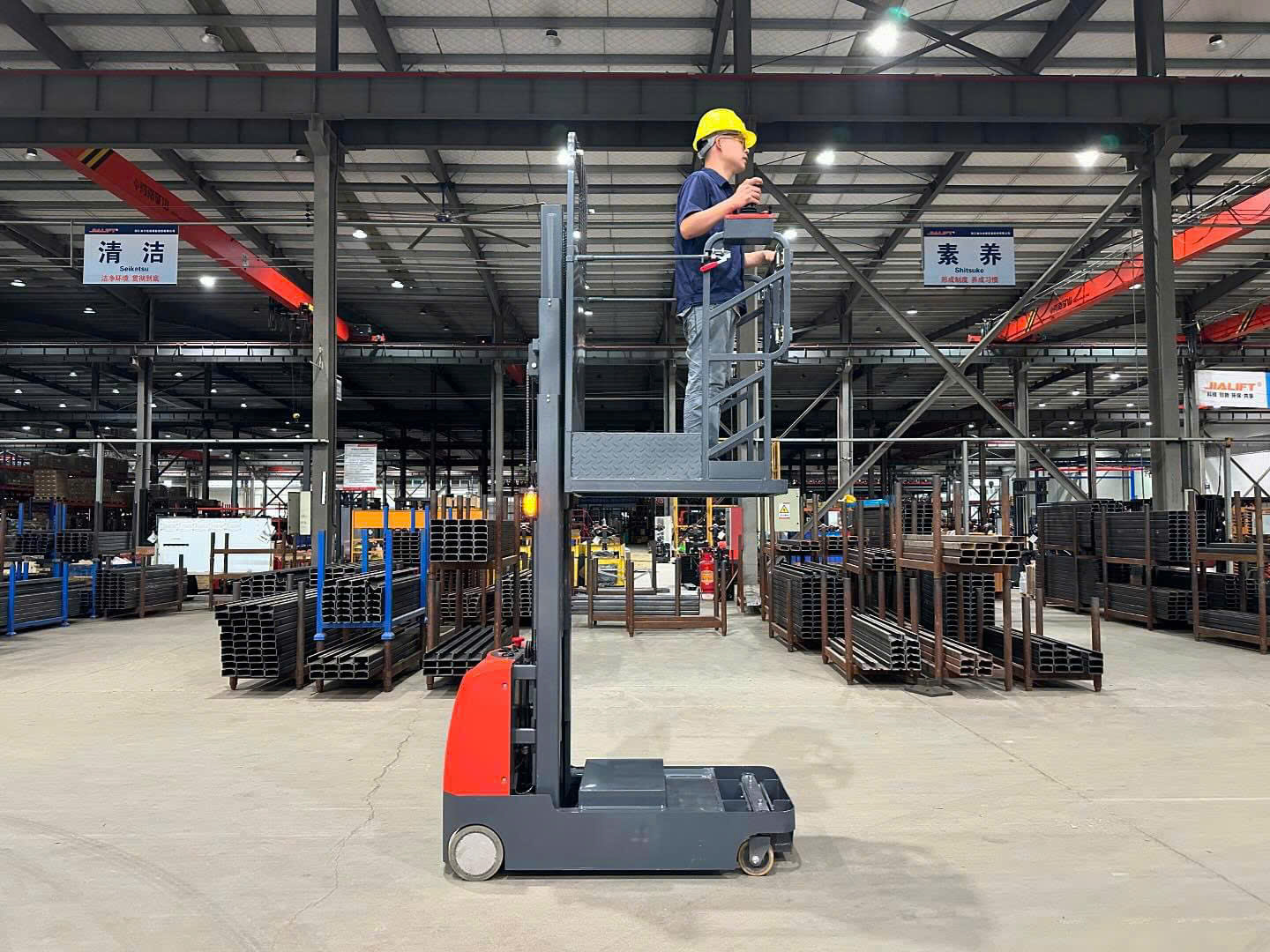 Xe nâng phù hợp với kệ Selective